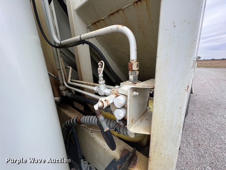 image for item KF9728 1998 International 4900  refuse truck