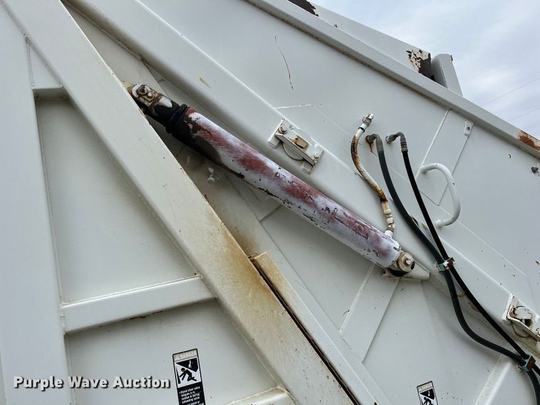 image for item KF9728 1998 International 4900  refuse truck