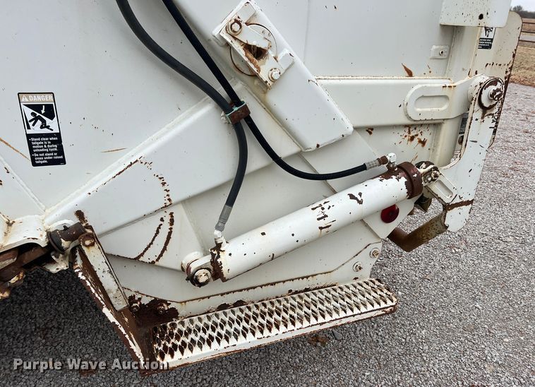 image for item KF9728 1998 International 4900  refuse truck