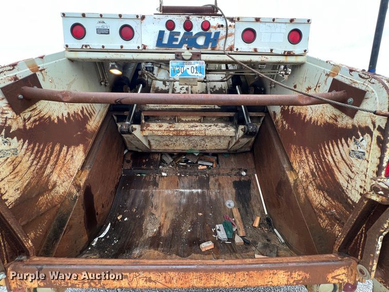 image for item KF9728 1998 International 4900  refuse truck