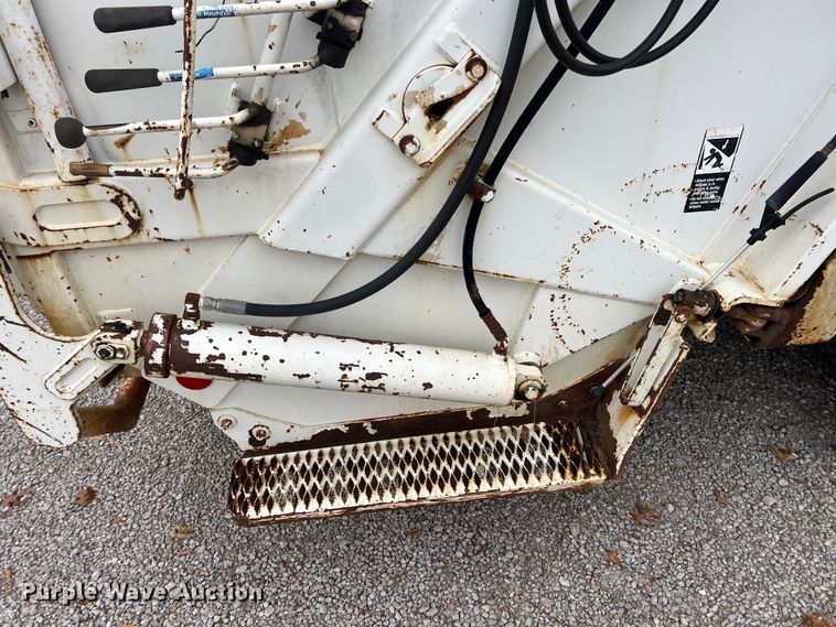 image for item KF9728 1998 International 4900  refuse truck