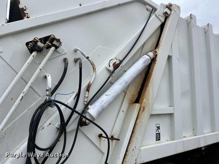 image for item KF9728 1998 International 4900  refuse truck