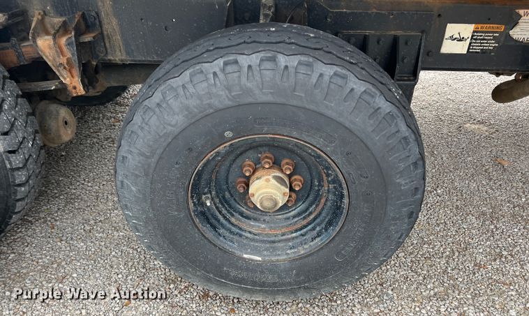 image for item KF9728 1998 International 4900  refuse truck