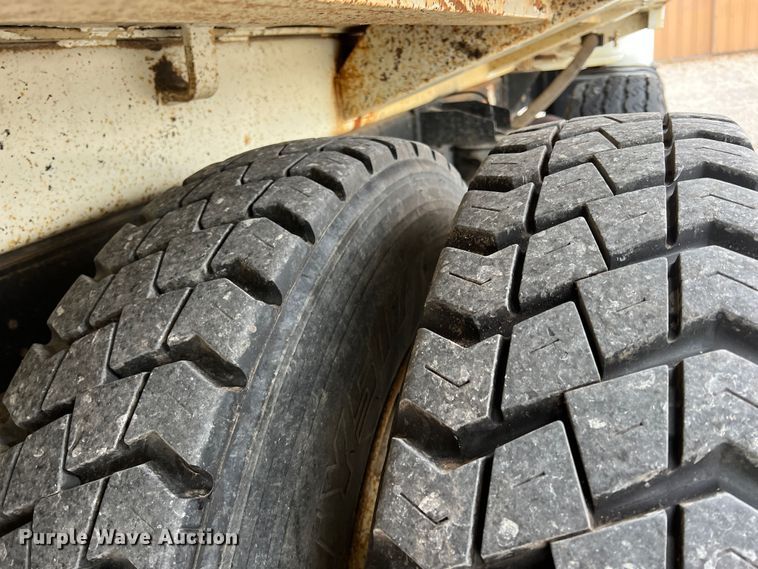 image for item KF9728 1998 International 4900  refuse truck