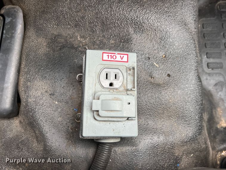 image for item KF9729 2010 Ford F550 Super Duty  SuperCab flatbed truck