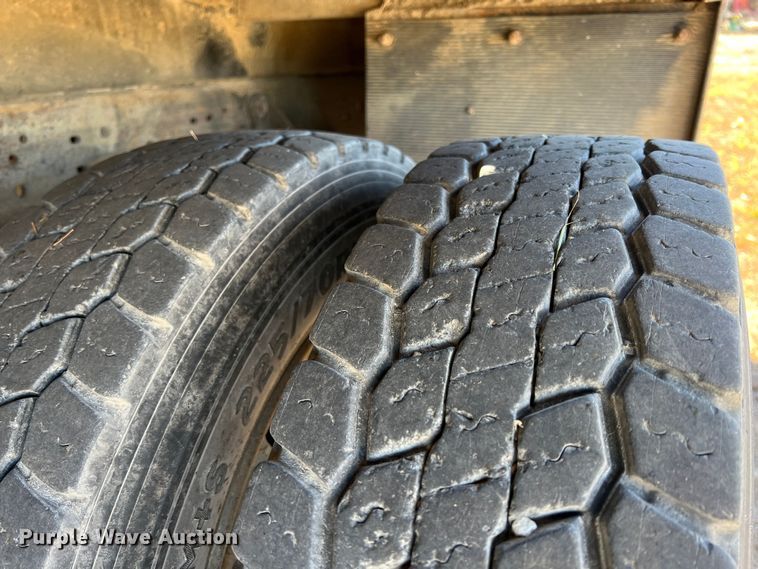 image for item KF9865 2006 Ford F450 Super Duty XL  flatbed truck