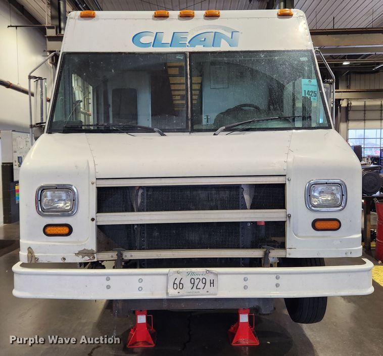 image for item KT9537 2004 Freightliner MT45  delivery truck