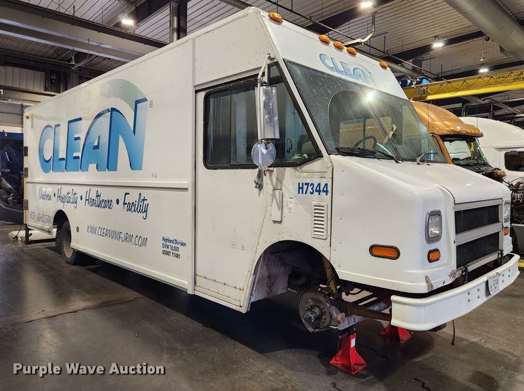 image for item KT9537 2004 Freightliner MT45  delivery truck