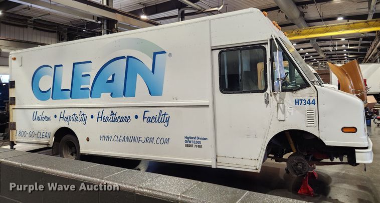 image for item KT9537 2004 Freightliner MT45  delivery truck