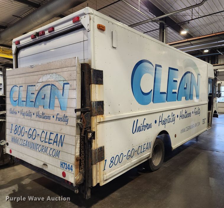 image for item KT9537 2004 Freightliner MT45  delivery truck