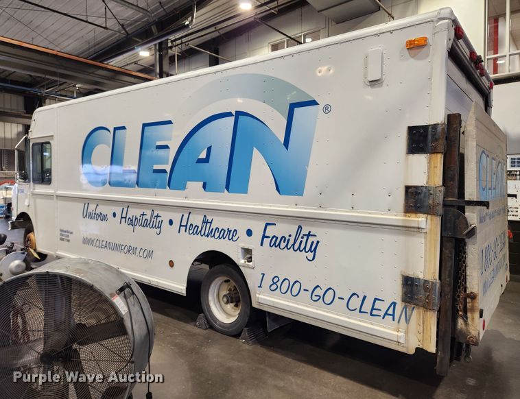 image for item KT9537 2004 Freightliner MT45  delivery truck