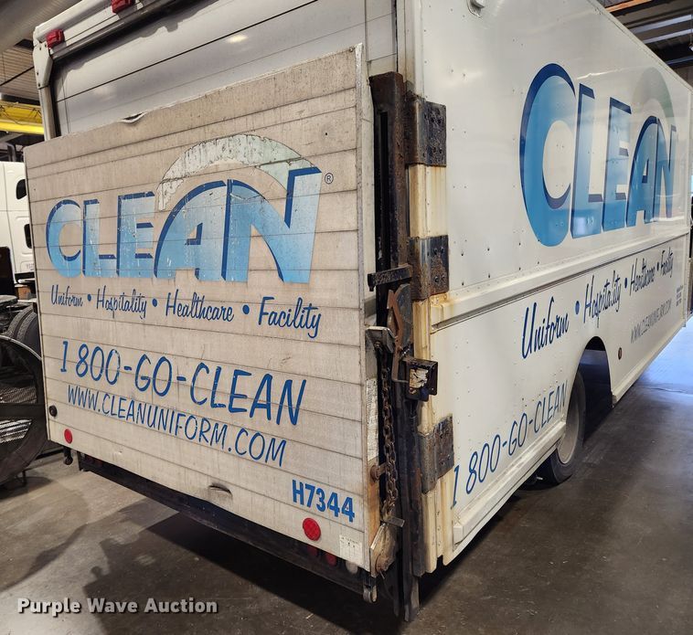 image for item KT9537 2004 Freightliner MT45  delivery truck