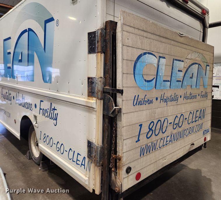 image for item KT9537 2004 Freightliner MT45  delivery truck