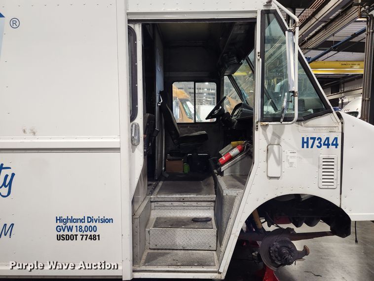 image for item KT9537 2004 Freightliner MT45  delivery truck