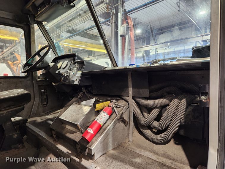 image for item KT9537 2004 Freightliner MT45  delivery truck