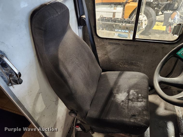 image for item KT9537 2004 Freightliner MT45  delivery truck