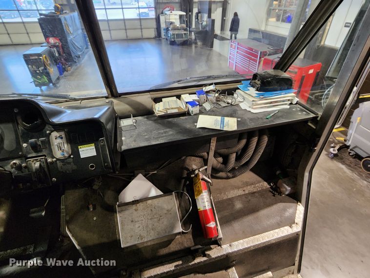 image for item KT9537 2004 Freightliner MT45  delivery truck