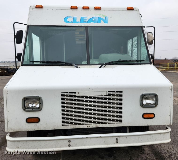 image for item KT9538 2004 Freightliner MT45  delivery truck