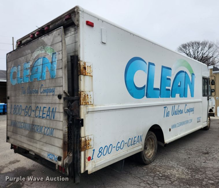 image for item KT9538 2004 Freightliner MT45  delivery truck