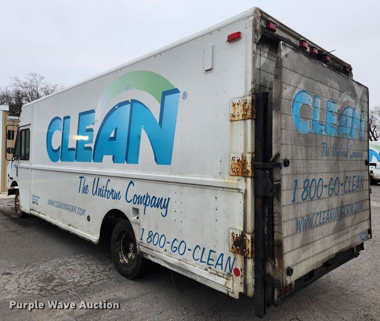 image for item KT9538 2004 Freightliner MT45  delivery truck