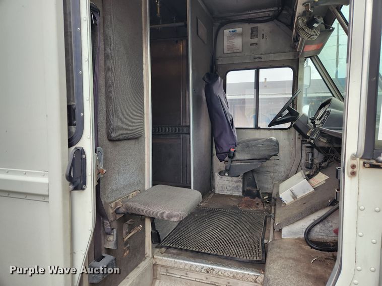 image for item KT9538 2004 Freightliner MT45  delivery truck