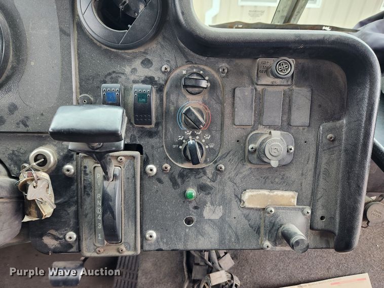 image for item KT9538 2004 Freightliner MT45  delivery truck