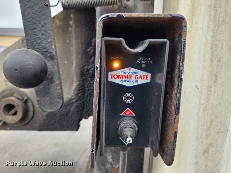 image for item KT9538 2004 Freightliner MT45  delivery truck