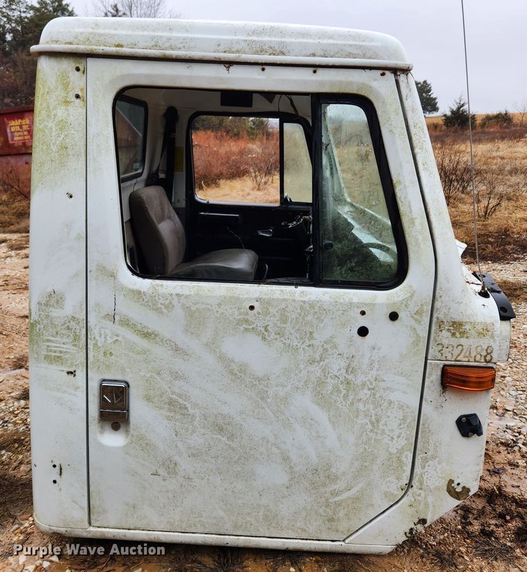 image for item KT9547 1998 International  cab