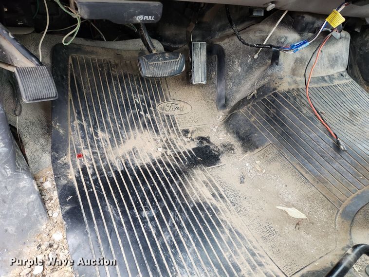 image for item KT9580 1999 Ford F550 Super Duty XL  flatbed truck