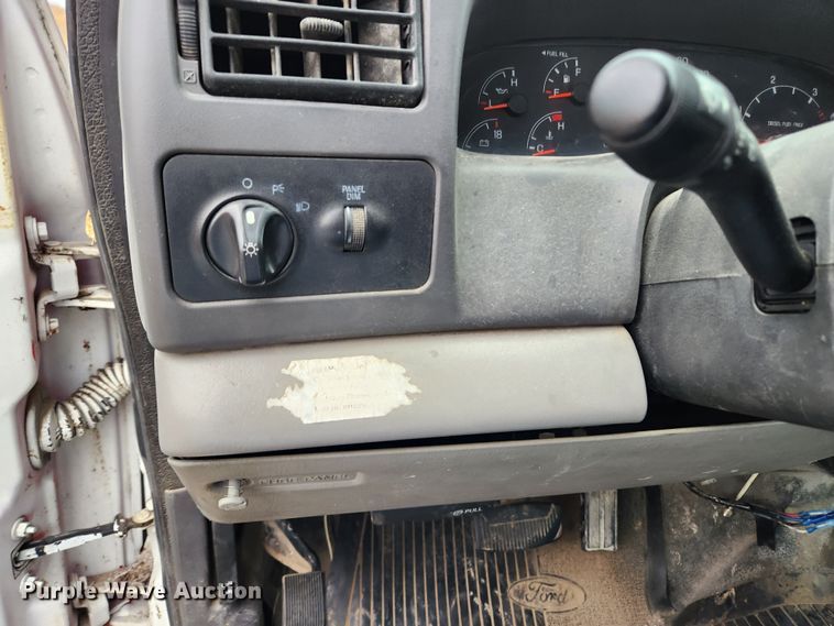 image for item KT9580 1999 Ford F550 Super Duty XL  flatbed truck