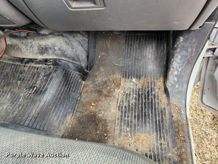 image for item KT9580 1999 Ford F550 Super Duty XL  flatbed truck