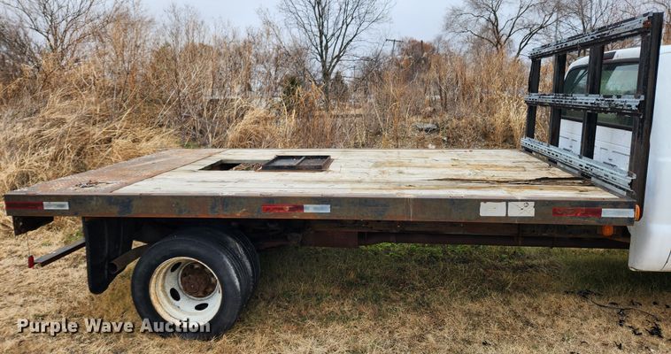 image for item KT9580 1999 Ford F550 Super Duty XL  flatbed truck