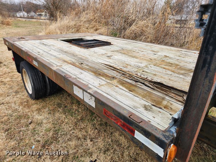 image for item KT9580 1999 Ford F550 Super Duty XL  flatbed truck
