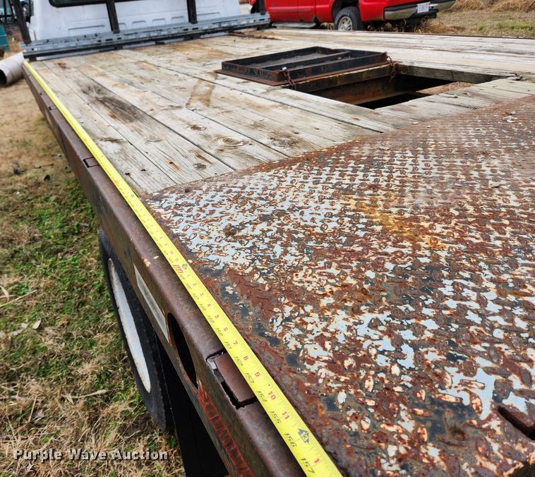 image for item KT9580 1999 Ford F550 Super Duty XL  flatbed truck