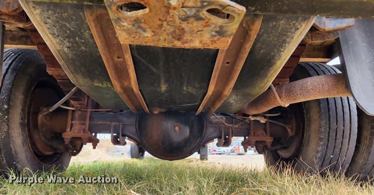 image for item KT9580 1999 Ford F550 Super Duty XL  flatbed truck