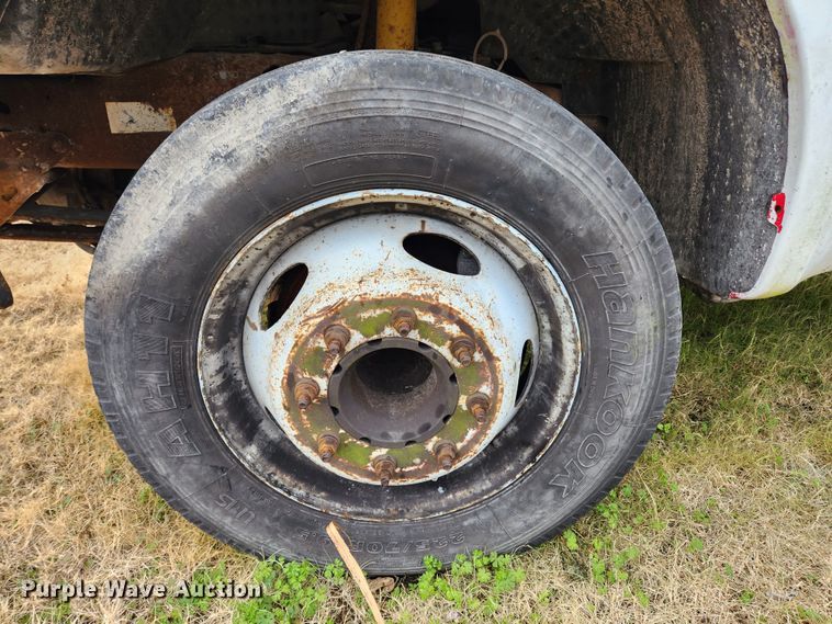 image for item KT9580 1999 Ford F550 Super Duty XL  flatbed truck