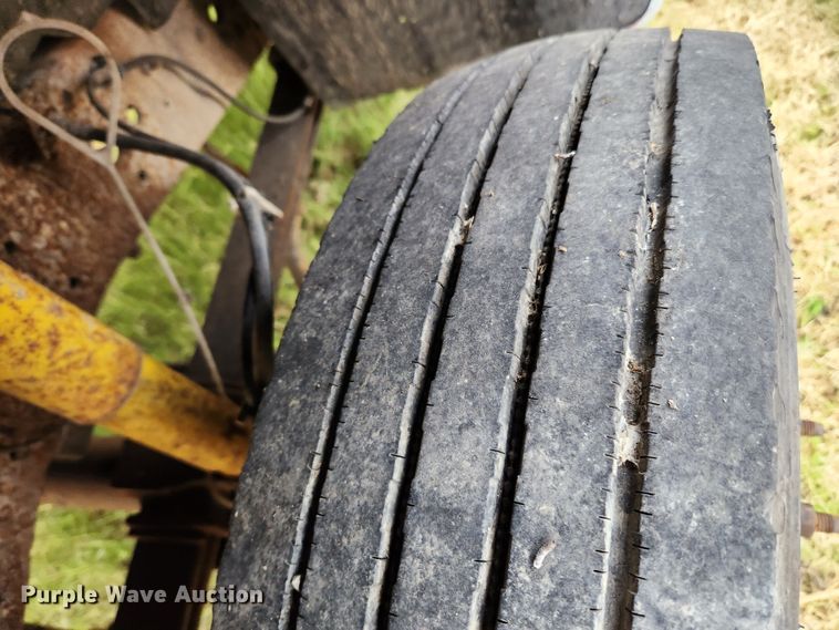 image for item KT9580 1999 Ford F550 Super Duty XL  flatbed truck