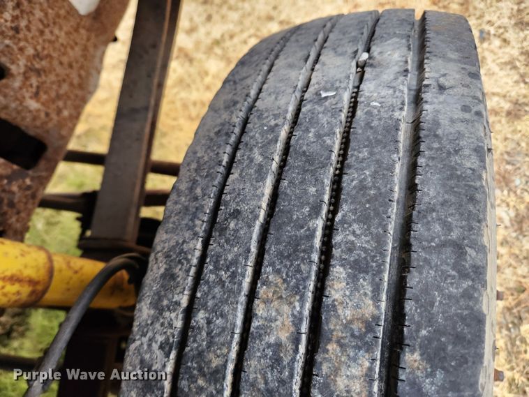 image for item KT9580 1999 Ford F550 Super Duty XL  flatbed truck