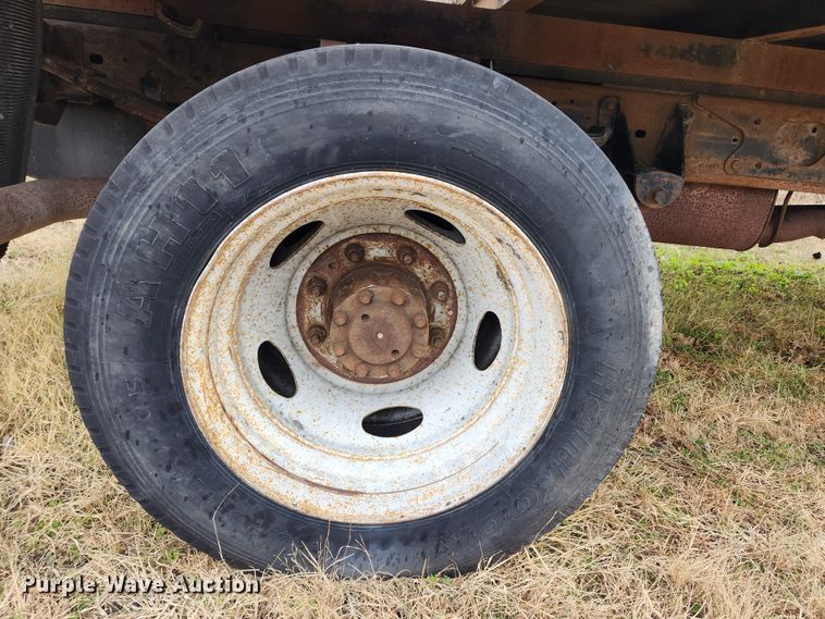 image for item KT9580 1999 Ford F550 Super Duty XL  flatbed truck