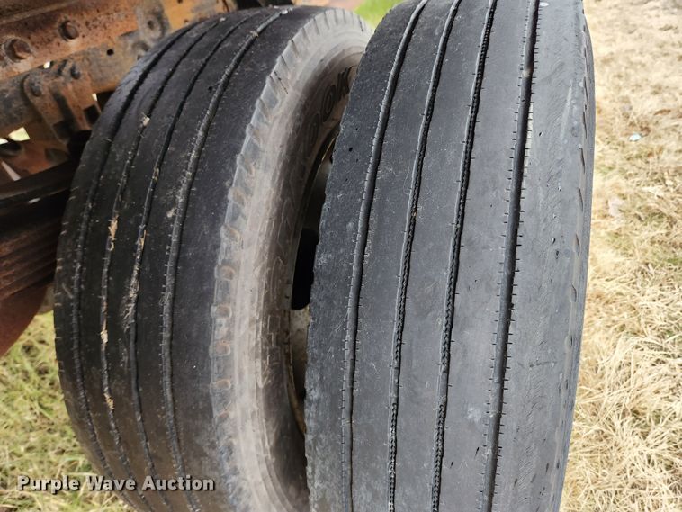 image for item KT9580 1999 Ford F550 Super Duty XL  flatbed truck