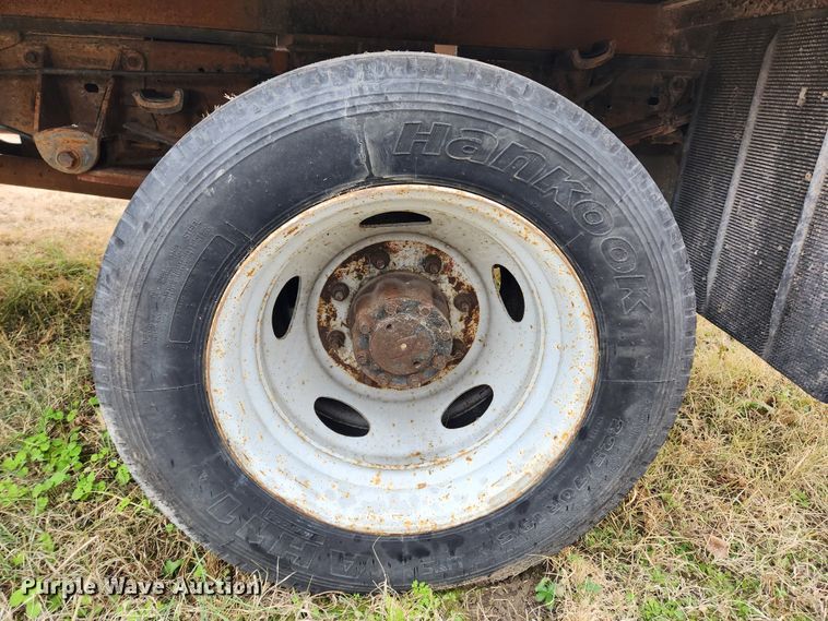 image for item KT9580 1999 Ford F550 Super Duty XL  flatbed truck