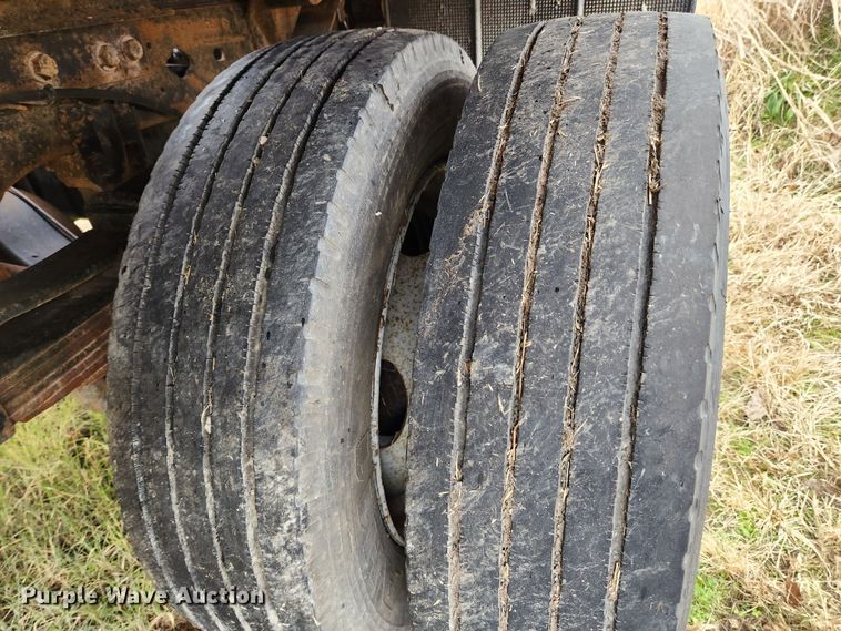 image for item KT9580 1999 Ford F550 Super Duty XL  flatbed truck