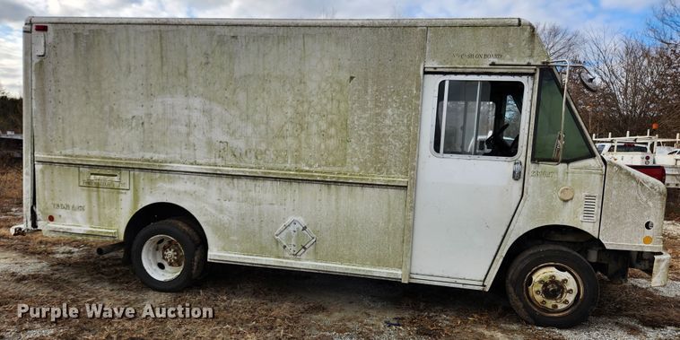 image for item KT9601 2001 Freightliner MT45  delivery truck