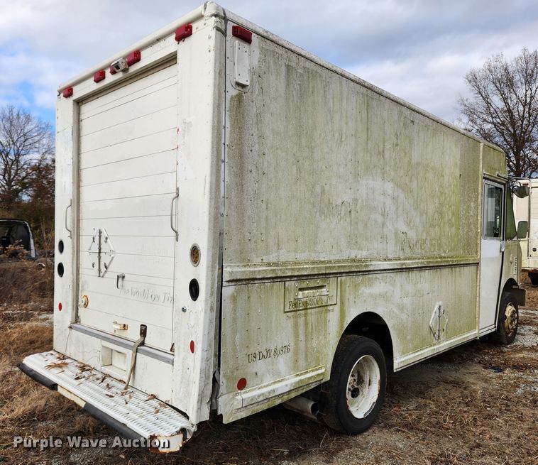 image for item KT9601 2001 Freightliner MT45  delivery truck