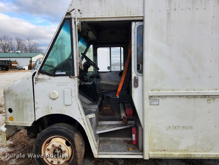 image for item KT9601 2001 Freightliner MT45  delivery truck