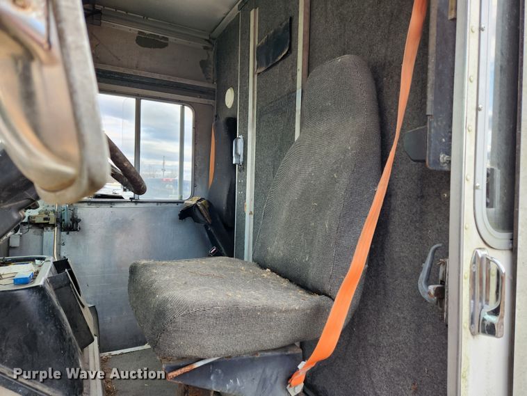 image for item KT9601 2001 Freightliner MT45  delivery truck