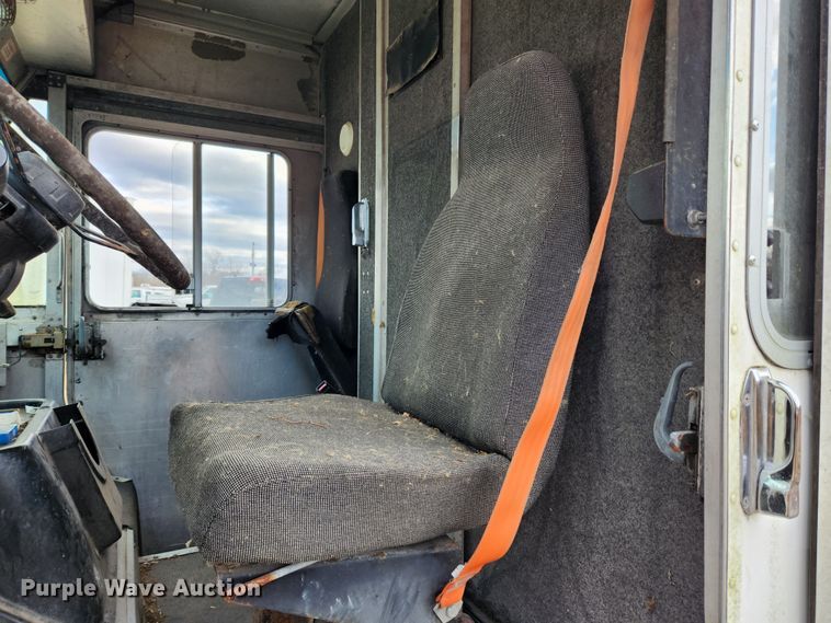 image for item KT9601 2001 Freightliner MT45  delivery truck