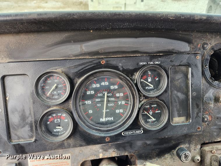 image for item KT9601 2001 Freightliner MT45  delivery truck