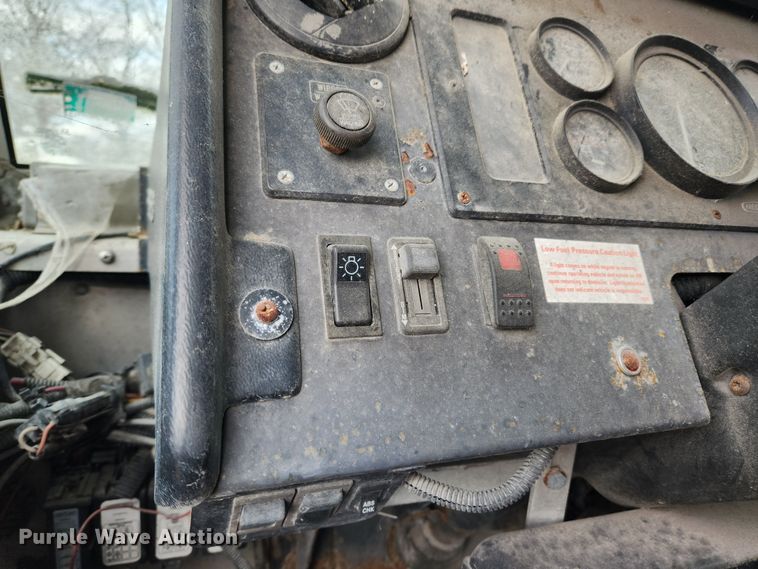 image for item KT9601 2001 Freightliner MT45  delivery truck