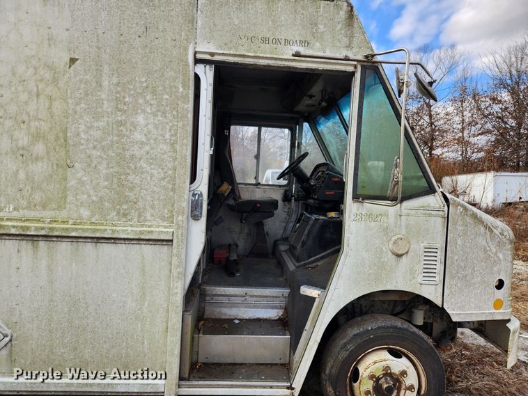 image for item KT9601 2001 Freightliner MT45  delivery truck